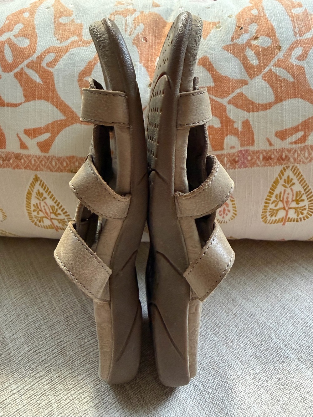 Taos "Good Times" Slip On Tan Leather Sandals. Women's Size: 6. - Picture 2 of 9